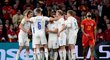 Čeští reprezentanti slaví gól proti domácímu Walesu