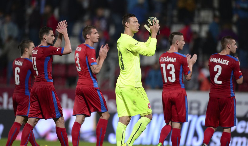 Brankář Marek Štěch se spoluhráči děkuje fanouškům v Olomouci po porážce s Rakouskem