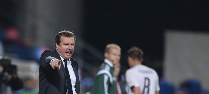 Pavel Vrba rozdává pokyny svým svěřencům