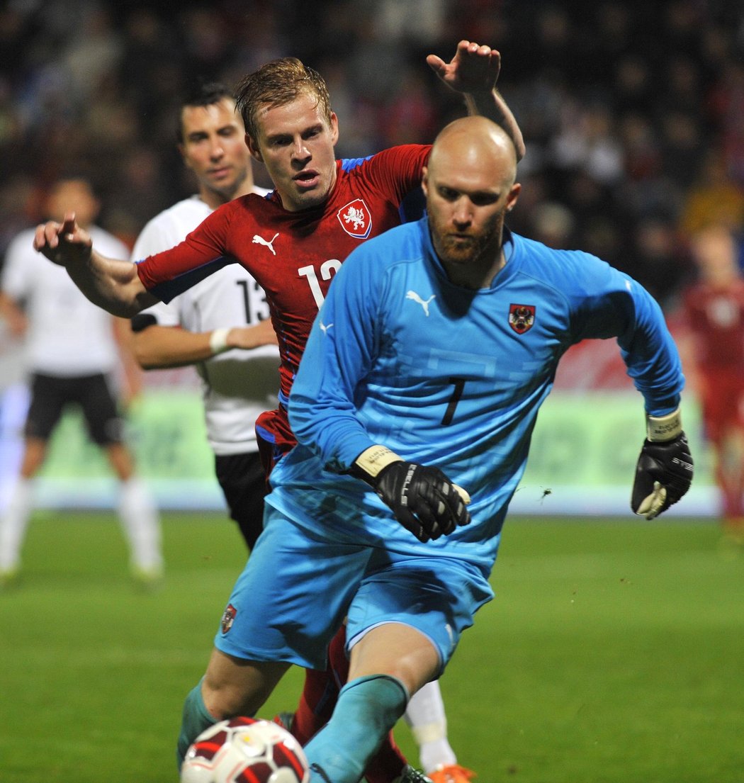 Vydra se snaží obehrát brankáře Almera o míč