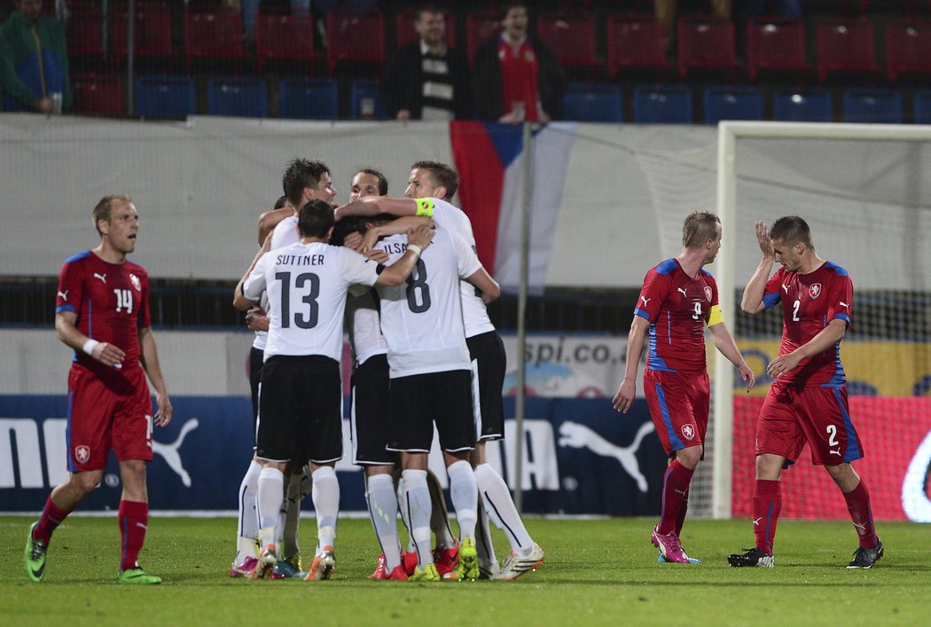 Fotbalisté Rakouska se radují z gólu do české sítě