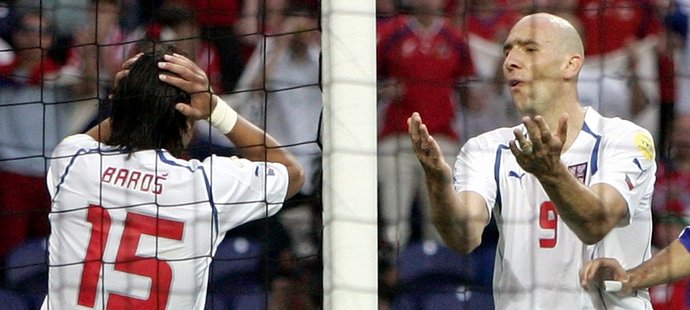 Jan Koller a Milan Baroš po neproměněné šanci v semifinále EURO 2004 proti Řecku