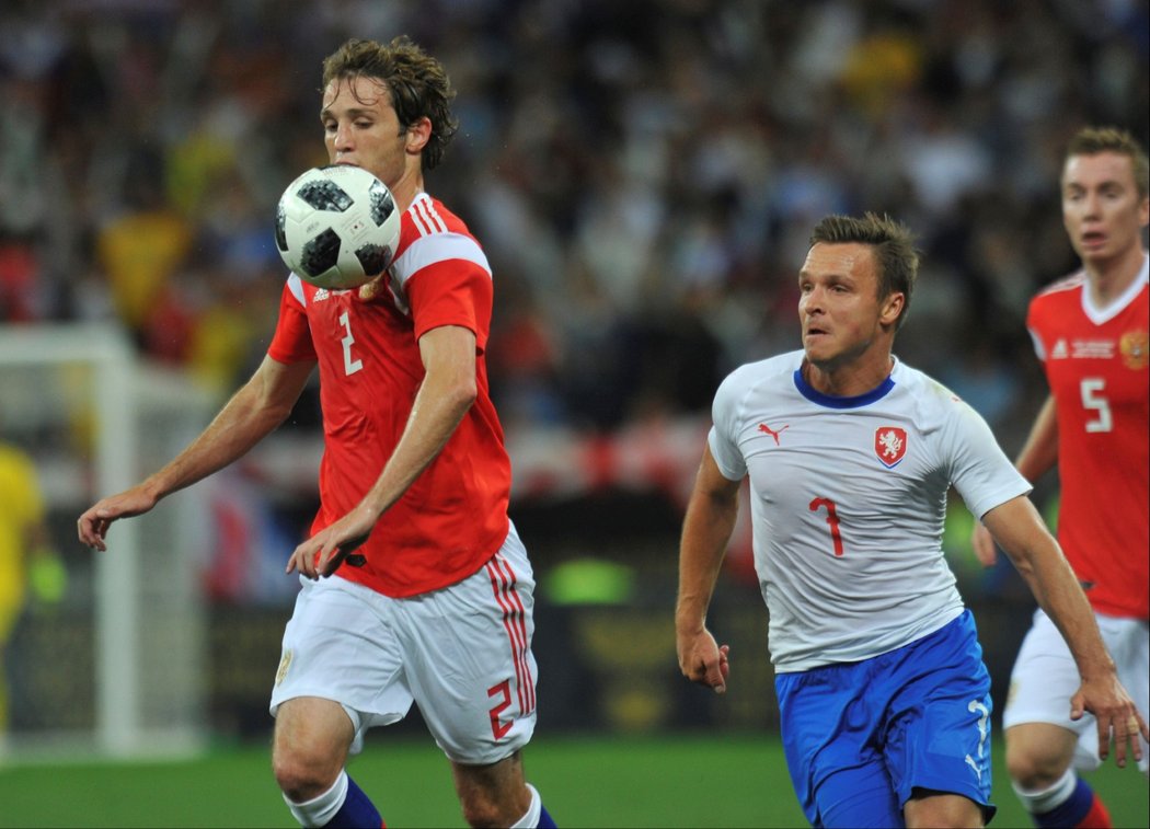 Mario Fernandes bojuje se Stanislavem Teclem v přípravném utkání Ruska s Českem