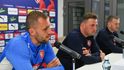Tomáš Souček a Jaroslav Köstl na tiskové konferenci české fotbalové reprezentace