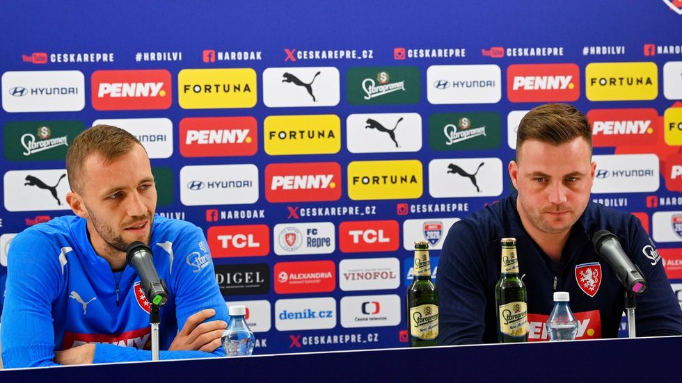 Tomáš Souček a Jaroslav Köstl na tiskové konferenci české fotbalové reprezentace
