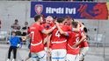 Čeští reprezentanti se radují z proměněné penalty Tomáše Chorého