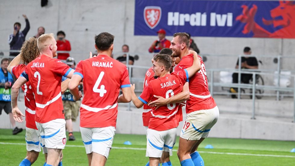 Čeští reprezentanti se radují z proměněné penalty Tomáše Chorého