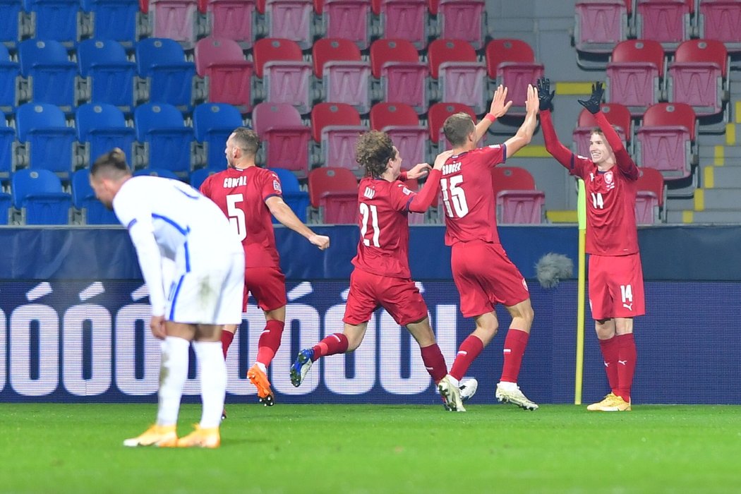 Čeští fotbalisté oslavují gól Tomáše Součka proti Slovensku v Lize národů