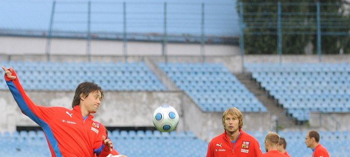 Tomáš Rosický se zavázanou nohou při tréninku s Jaroslavem Plašilem