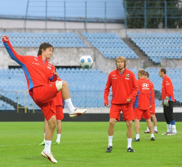 Tomáš Rosický se zavázanou nohou při tréninku s Jaroslavem Plašilem Tomáš Rosický se zavázanou nohou při tréninku s Jaroslavem Plašilem