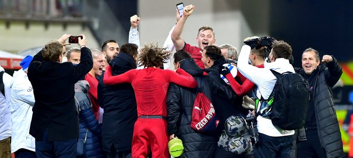 Radost českých fotbalistů po výhře nad Slovenskem, která zajistila zároveň postup mezi elitu Ligy národů