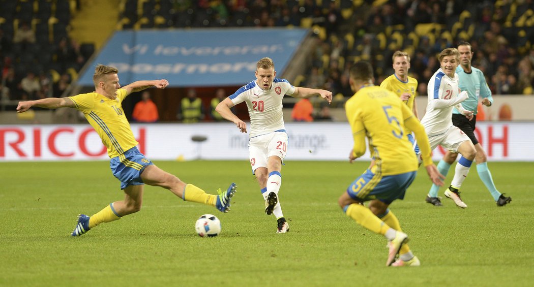 Český útočník Matěj Vydra v souboji s domácím Wernbloomem (vlevo)