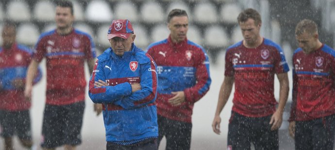 Karel Jarolím na prvním tréninku s českými reprezentanty, který jim v Praze výrazně ztížil silný déšť a bouřka