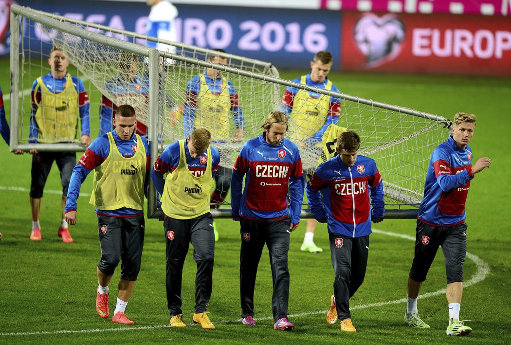 Čeští fotbalisté na otevřeném tréninku před Islandem odnáší jednu z branek...