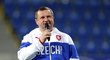 Reprezentační kouč Pavel Vrba zdraví fanoušky v Plzni na otevřeném českém tréninku před duelem s Islandem