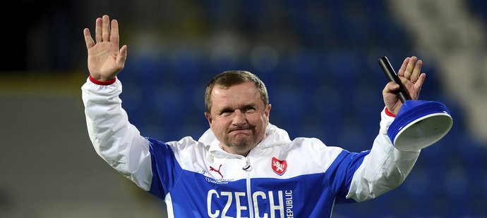 Dojatý Pavel Vrba děkuje plzeňským fanouškům za přivítání na otevřeném tréninku českých fotbalistů