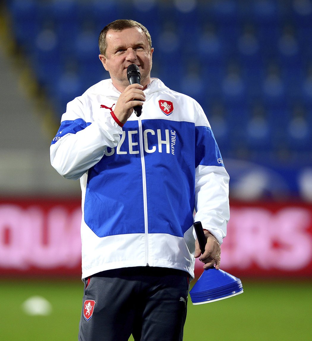 Reprezentační kouč Pavel Vrba zdraví fanoušky v Plzni na otevřeném českém tréninku před duelem s Islandem