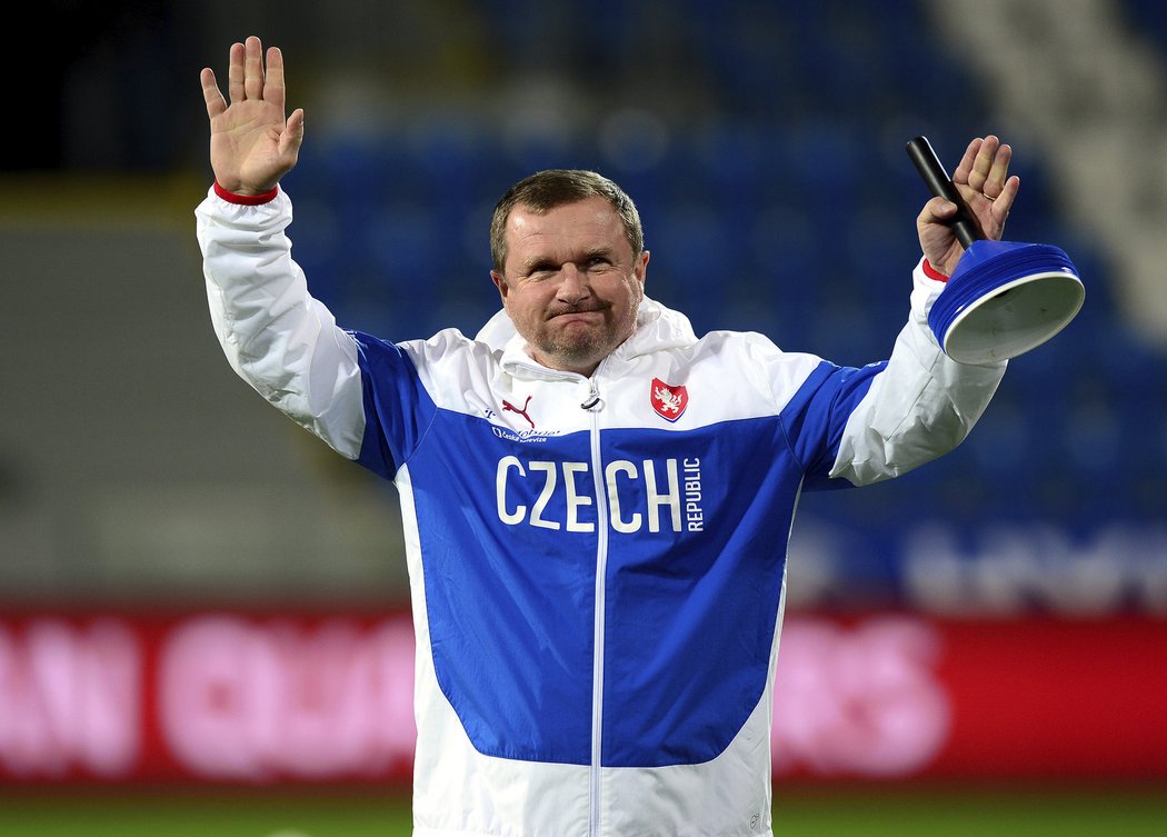 Dojatý Pavel Vrba děkuje plzeňským fanouškům za přivítání na otevřeném tréninku českých fotbalistů