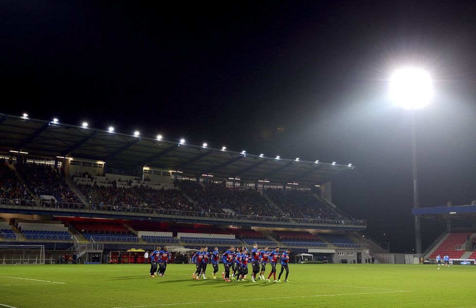 Čeští fotbalisté v Plzni v sobotu trénovali před téměř plnou hlavní tribunou