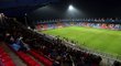 Několik tisíc fanoušků obsadilo hlavní tribunu v Plzni, aby se mohlo podívat na český trénink před duelem proti Islandu