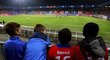 Malí fanoušci sledují český trénink před duelem s Islandem