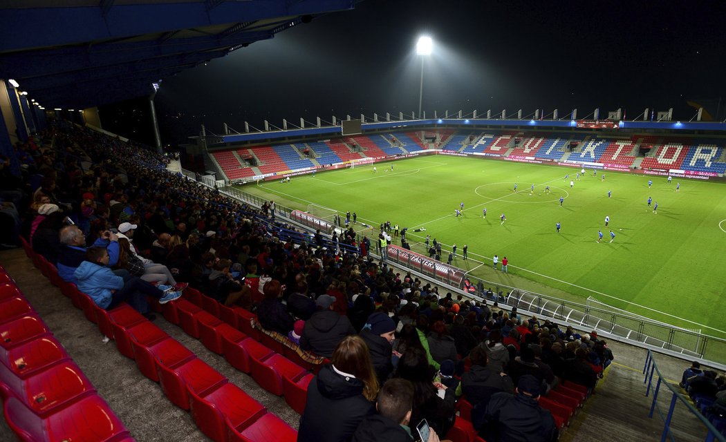 Několik tisíc fanoušků obsadilo hlavní tribunu v Plzni, aby se mohlo podívat na český trénink před duelem proti Islandu