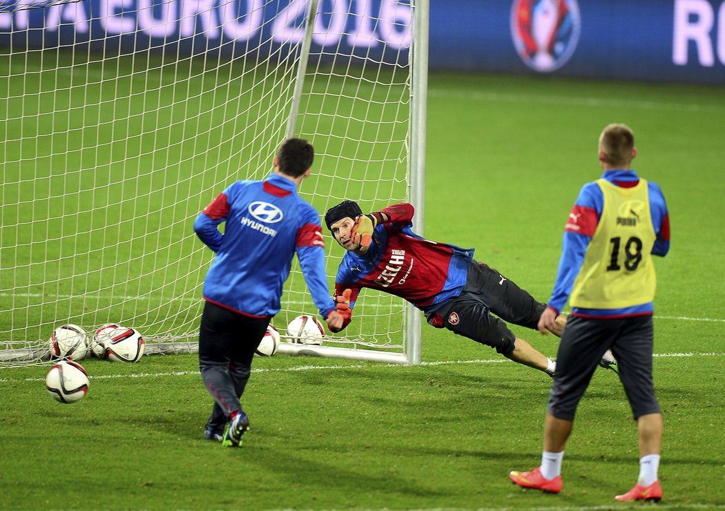 Petr Čech zasahuje na tréninku při hře na dvě branky. České přípravě na Island přihlíželo v Plzni na čtyři tisíce fanoušků