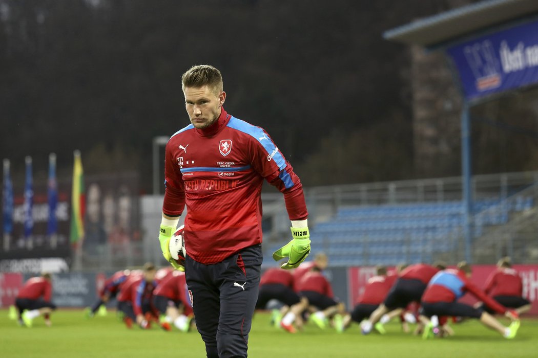 Český gólman Tomáš Vaclík se rozcvičuje na tréninku v Ústí nad Labem