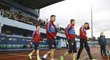 Čeští fotbalisté přichází na otevřený trénink v Ústí nad Labem