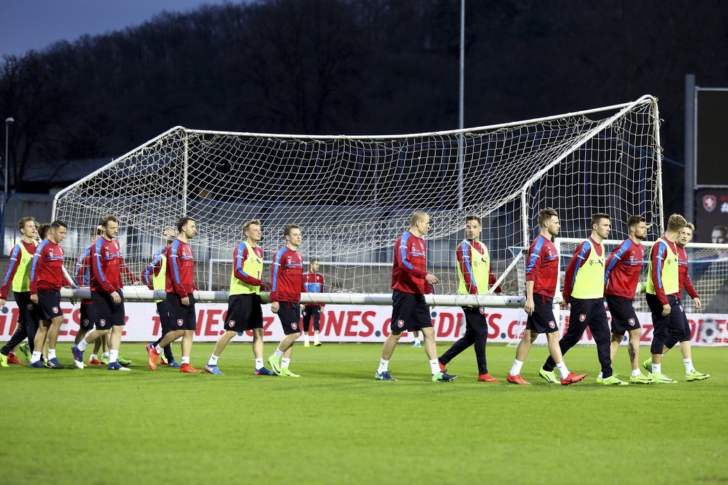Čeští fotbalisté na tréninku v Ústí nad Labem před zápasem s Litvou