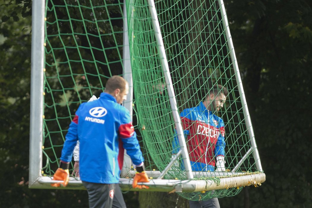 Brankáři Tomáš Koubek a Jaroslav Drobný nesou fotbalovou bránu na tréninku české fotbalové reprezentace