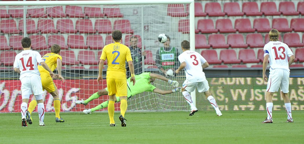 Michal Kadlec poslal Česko do vedení penaltou, která byla nařízena po faulu na Jana Rezka.