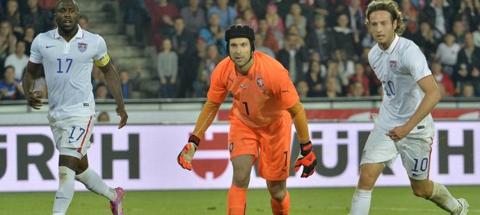 Petr Čech sleduje, jak míč putuje do jeho brány