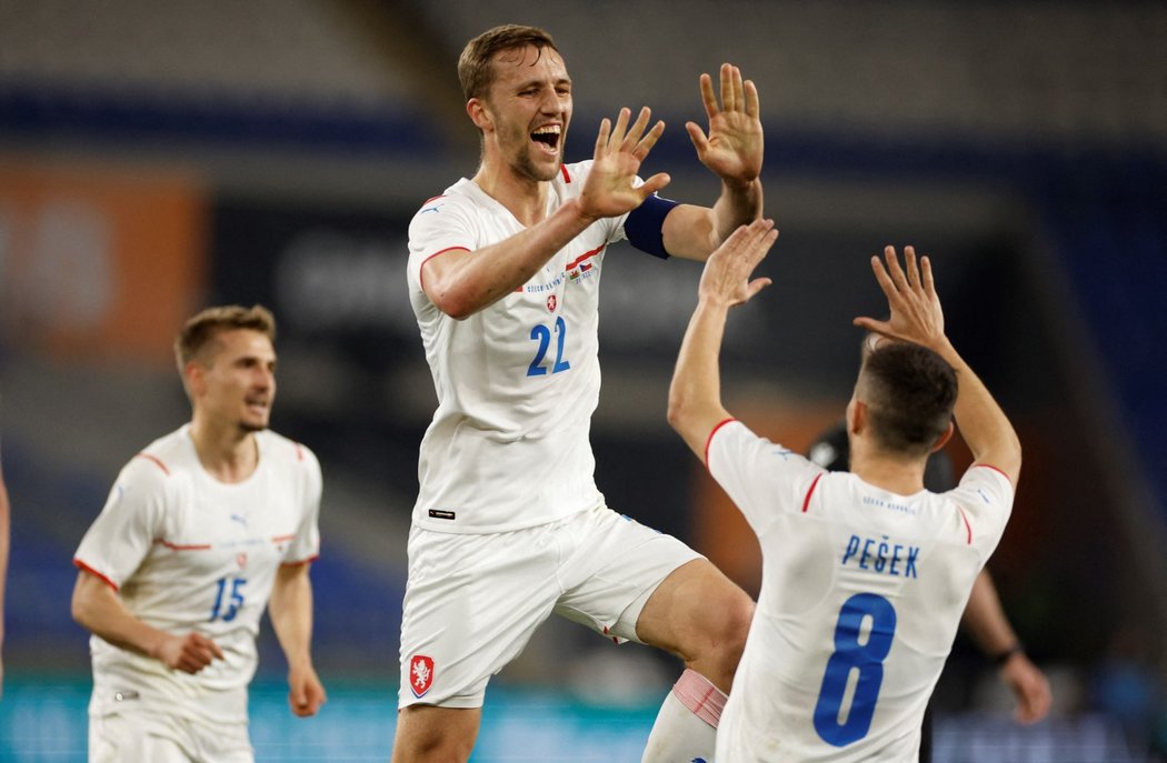 Tomáš Souček slaví gól proti Walesu