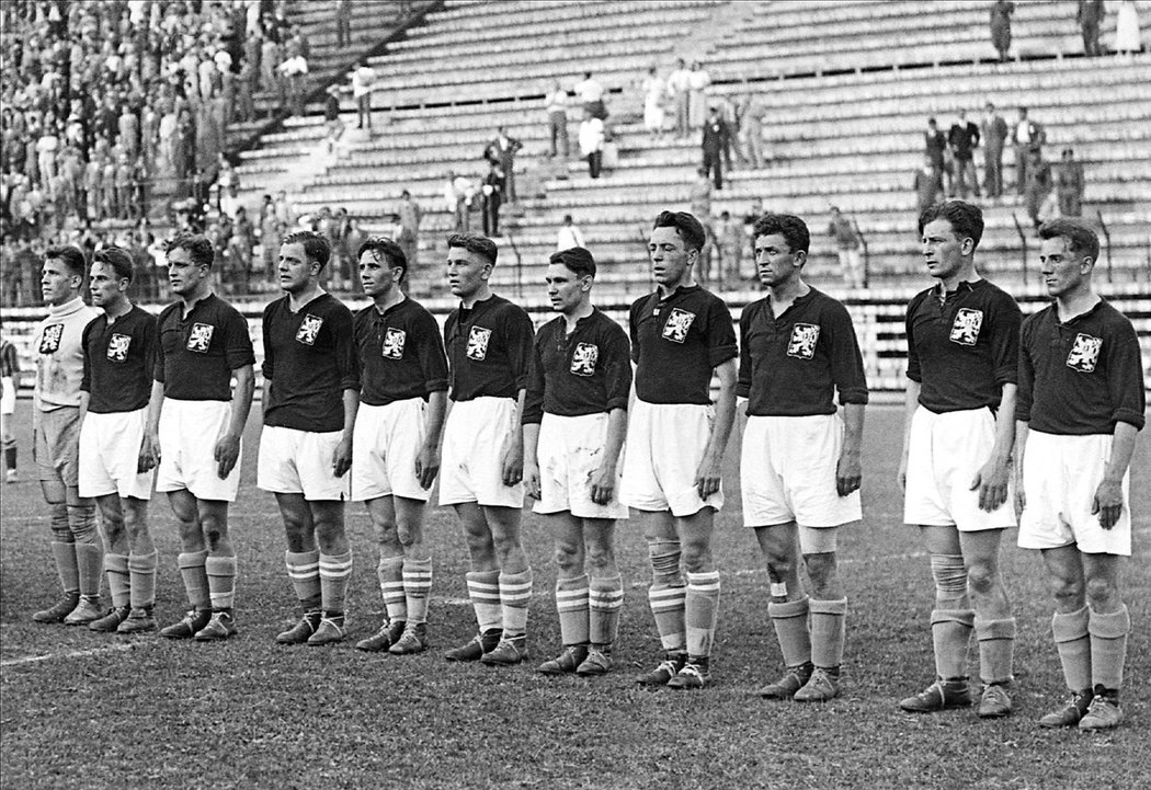 Československý tým před finále MS 1934 v Itálii: František Plánička, Ladislav Ženíšek, Josef Čtyřoký, Josef Košťálek, Štefan Čambal, Rudolf Krčil, František Junek, František Svoboda, Jiří Sobotka, Oldřich Nejedlý a Antonín Puč