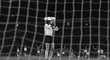 Uli Hoeness chytá hlavu do dlaní poté, co neproměnil penaltu v rozstřelu finále ME 1976 proti Československu. Po něm šel kopat Antonín Panenka...