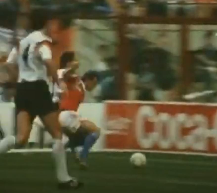 Ľubomír Moravčík proniká do pokutového území stíhaný Němcem Pierrem Littbarskim ve čtvrtfinále MS 1990