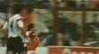 Ľubomír Moravčík proniká do pokutového území stíhaný Němcem Pierrem Littbarskim ve čtvrtfinále MS 1990