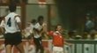 Ľubomír Moravčík padá ve čtvrtfinále MS 1990 v pokutovém území k zemi po přišlápnutí Němce Pierra Littbarskiho. Penalta se ale nepískala.