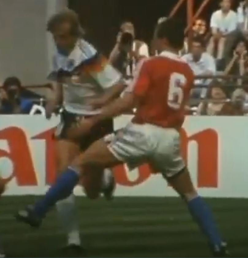 Po průniku Jürgena Klinsmanna kopali Němci ve čtvrtfinále MS 1990 proti československé reprezentaci penaltu.