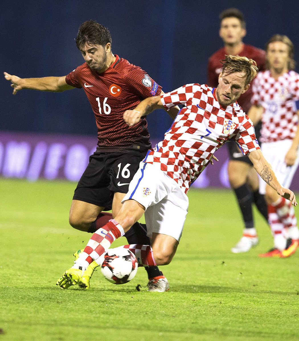 Ivan Rakitič (vpravo) otevřel skóre z penalty