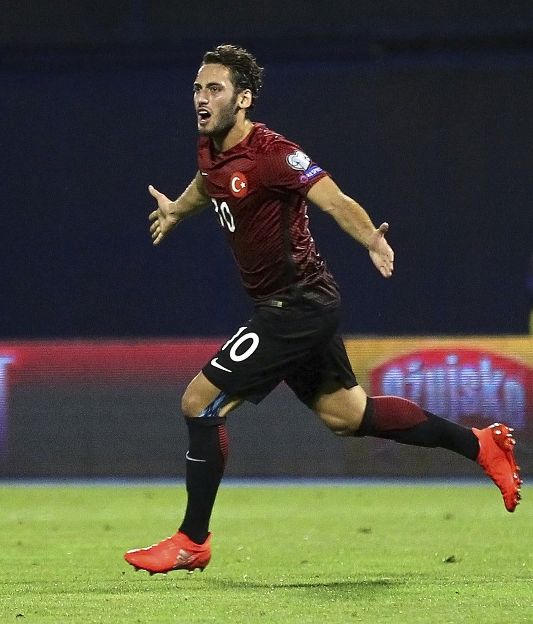 Turecký záložník Hakan Calhanoglu se postaral o vyrovnání na konečných 1:1