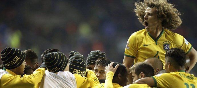 Fotbalisté Brazílie slaví Costův gól v zápase proti Peru, kterým rozhodli o výhře 2.1