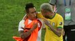 Brazilec Neymar po semifinále debatuje s Christianem Cuevou z Peru