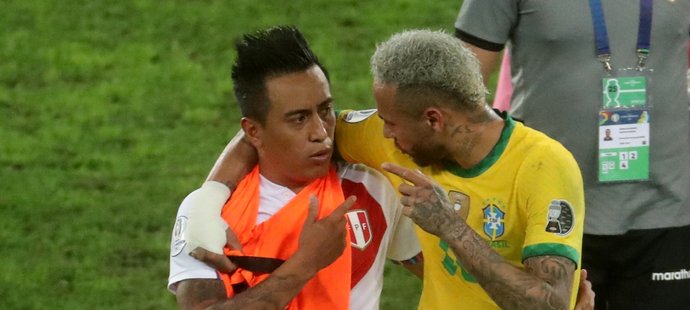 Brazilec Neymar po semifinále debatuje s Christianem Cuevou z Peru