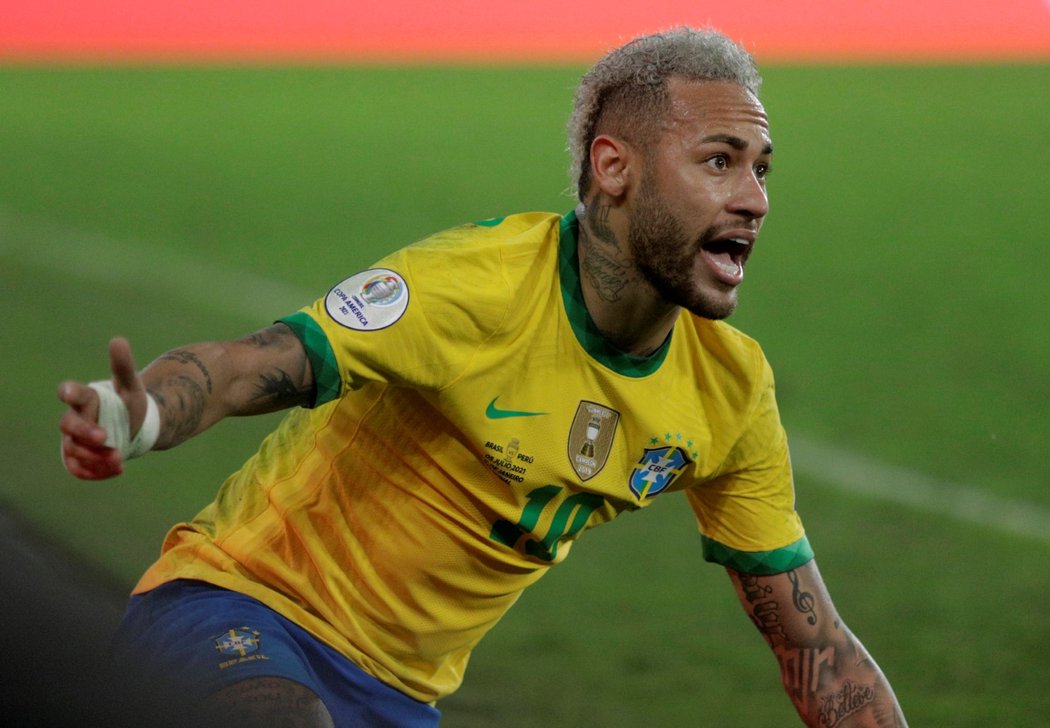 Brazilec Neymar se dožaduje odpískání faulu v semifinále Copy Amériky proti Peru