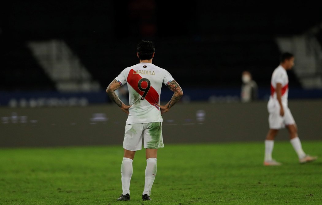 Zklamaní fotbalisté Peru po porážce s Brazílií