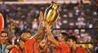 Arturo Vidal (8) a Mauricio Isla se radují s vítěznou trofejí