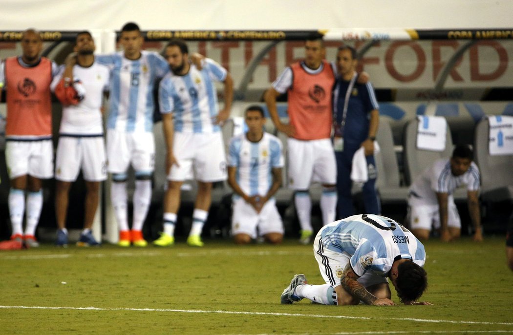 Zklamaný Lionel Messi poté, co neproměnil penaltu