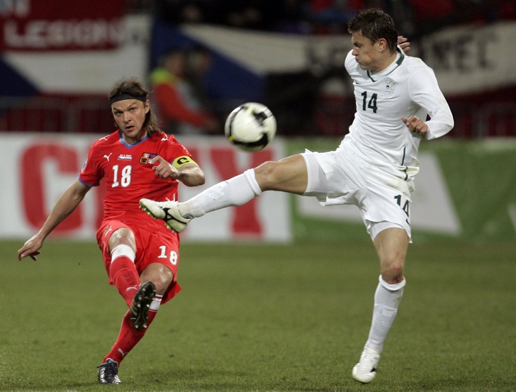 Tomáš Ujfaluši (vlevo) a Slovinec Zlatko Dedič v souboji o míč.